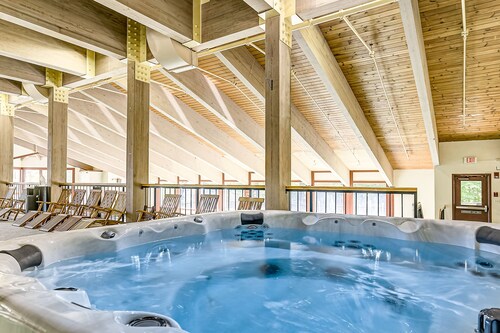 Mountainside dog friendly home w/ spectacular views: rec center amenities & A/C