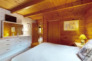 4 bedrooms, internet, bed sheets - Rustic 2-story cabin near Saco River w/ views & firepit (Bartlett)