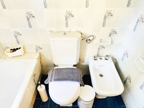 A bathroom with a toilet, bidet, and bathtub. - Sea Breeze Sanctuary-1bd 3pl 1ba - 90m To Sea (Chania)