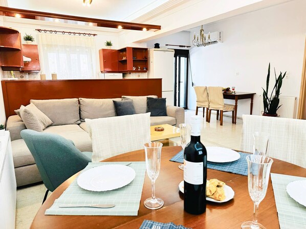 Dining - Sea Breeze Sanctuary-1bd 3pl 1ba - 90m To Sea (Chania)