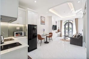 Premier Suite Balcony - Street view | Eigene Küche | Kühlschrank