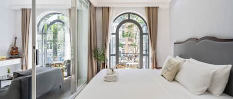 Premier Suite Balcony - Street view | Bed sheets