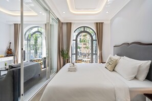 Premier Suite Balcony - Street view | Bộ trải giường 