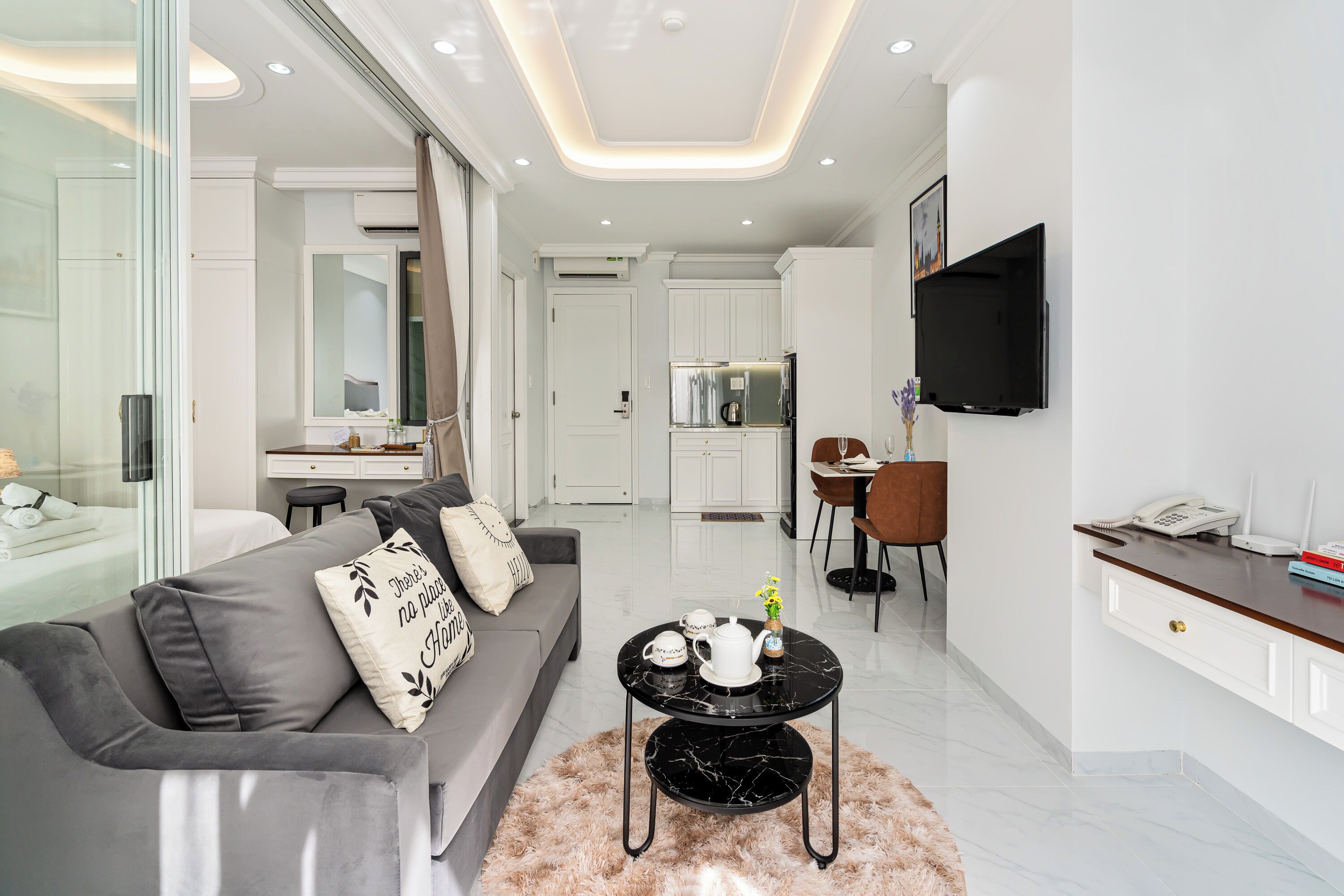 Suite Balcony - Back building view | Bed sheets