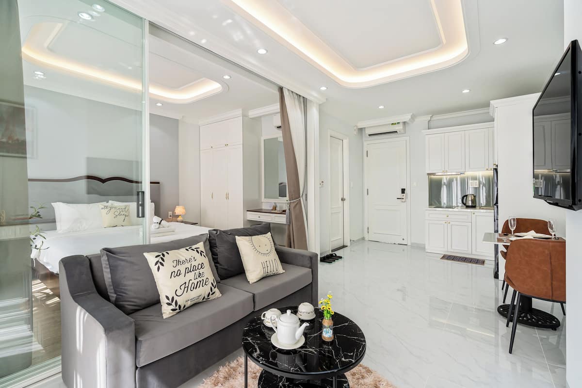 Suite Balcony - Back building view | 1 bedroom, bed sheets
