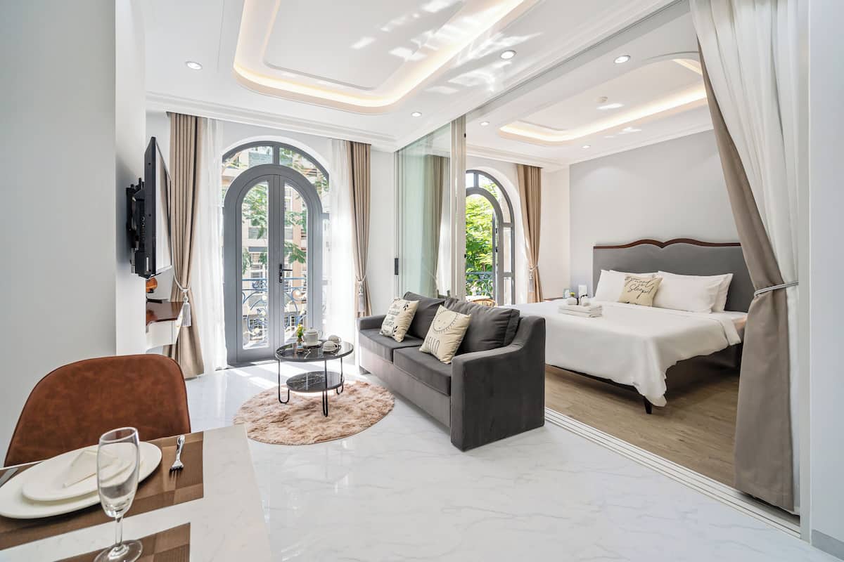 Premier Suite Balcony - Street view | 1 bedroom, bed sheets