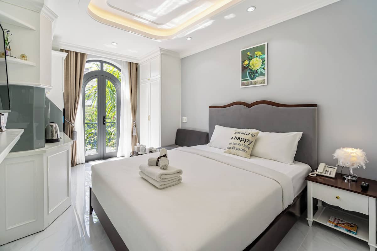 Superior Balcony - Street view | 1 bedroom, bed sheets