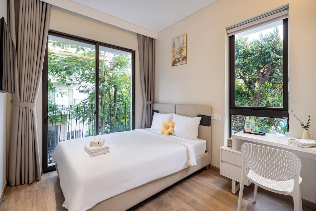 Superior Double Balcony - Street view | 1 bedroom, bed sheets