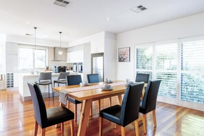 Luxury House, 5 Bedrooms, Beachside | In-room dining