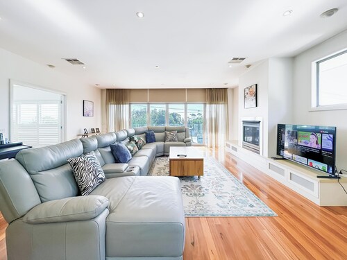 Modern Holiday House wth Bay View