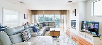 Modern Holiday House wth Bay View