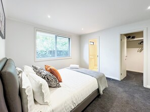 5 bedrooms, iron/ironing board, free WiFi - Modern Holiday House wth Bay View (Frankston South)
