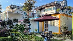 A well-maintained artificial green lawn with a putting green and a golf hole. - Titiwangsa Cabin Retreats by uBook (Kuala Lumpur)