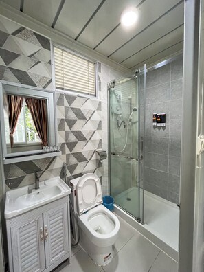 Superior Cabin, 2 Bedrooms | Bathroom | Towels