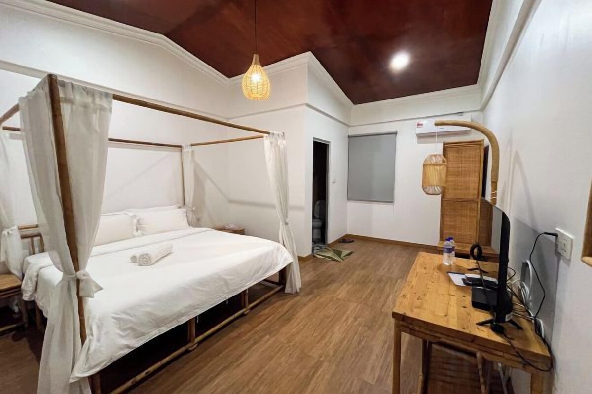 Queen Deluxe Cabin