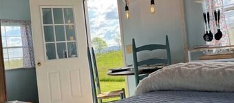 Glamp Shenandoah Valley. Stunning Tiny Home. Farm