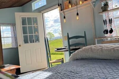 Glamp Shenandoah Valley. Stunning Tiny Home. Farm