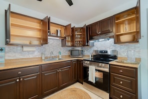 Refrigerador, microondas, horno, placa de cocina