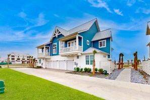 Exterior - Sunny and spacious Palmilla Beach house, steps to sand and golf course (Port Aransas)