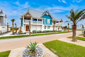 Exterior - Sunny and spacious Palmilla Beach house, steps to sand and golf course (Port Aransas)