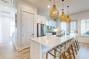 Fridge, microwave, oven, stovetop - Sunny and spacious Palmilla Beach house, steps to sand and golf course (Port Aransas)