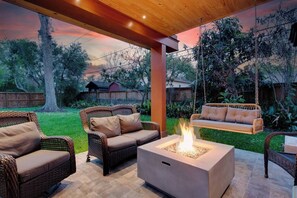 Terrace/patio - Western Oaks Retreat (Houston)