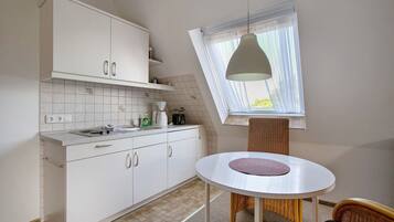 Kühlschrank, Herdplatte, Wasserkocher mit Kaffee-/Teezubehör