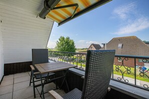 Outdoor dining - Apartment 'Balkonwohnung' with Shared Garden, Balcony and Wi-Fi (Westerdeichstrich)