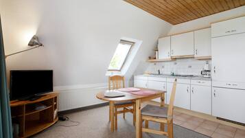 Kühlschrank, Herdplatte, Wasserkocher mit Kaffee-/Teezubehör