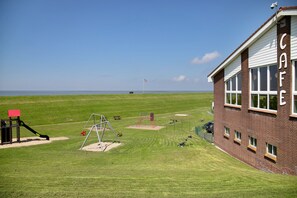Children’s area - Apartment 'Balkonwohnung' with Shared Garden, Balcony and Wi-Fi (Westerdeichstrich)