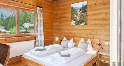 'Blockhaus Sonnenspitz' holiday flat with mountain views, communal garden and WLAN