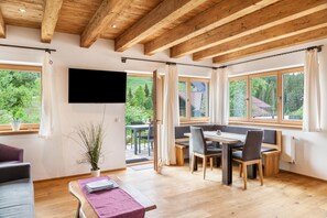 TV - Apartment 'Gehrenspitz' with Mountain View, Private Terrace and Wi-Fi (Leutasch)
