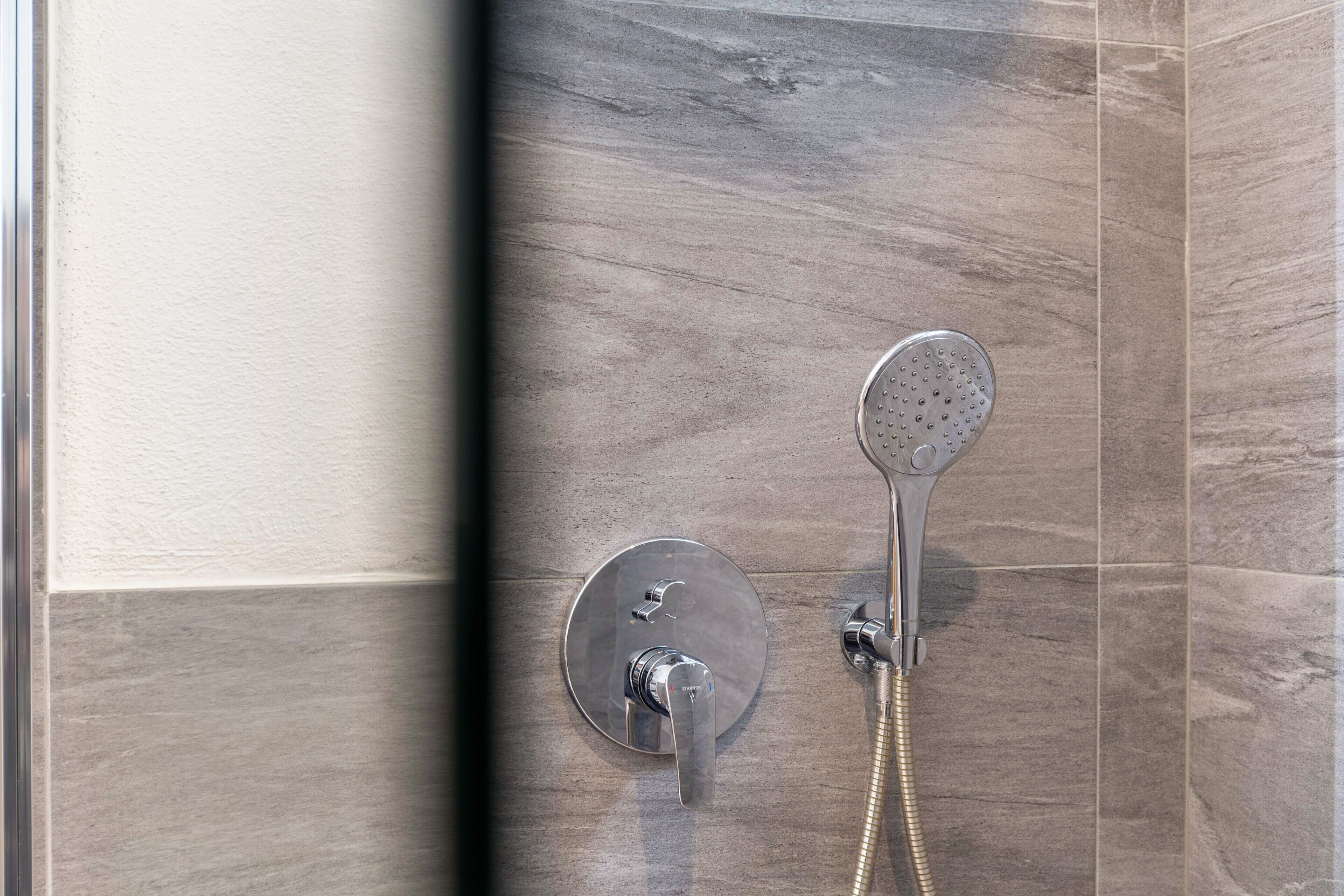 Douche, sèche-cheveux, serviettes fournies