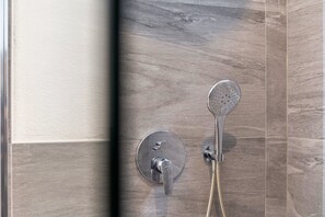 Douche, séchoir à cheveux, serviettes fournies