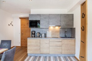 Réfrigérateur, micro-ondes, plaque de cuisson, lave-vaisselle
