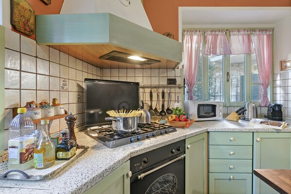 Appartamento familiare, 3 camere da letto, lato montagna (La Lanterna Swimming Pool Retreat) | Cucina privata | Frigorifero, microonde, forno, piano cottura