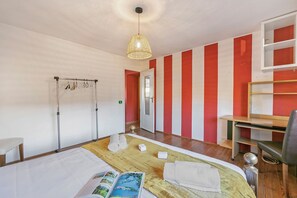 Familieleilighet, flere soverom, ved fjell (La Lanterna Swimming Pool Retreat) | 3 soverom, skrivebord for bærbar PC, wi-fi (inkludert) og sengetøy