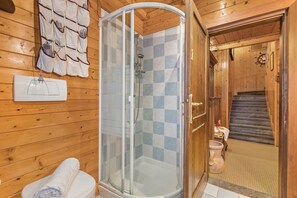 Family Apartment, Multiple Bedrooms, Mountainside (La Lanterna Swimming Pool Retreat) | Bathroom