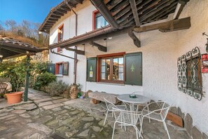 Outdoor dining - La Lanterna Swimming Pool Retreat (Gignese)