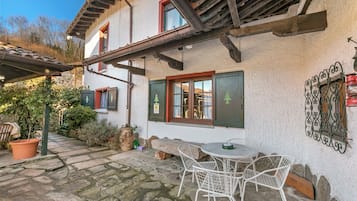 Family Apartment, 3 Bedrooms, Balcony, Mountainside (La Lanterna Swimming Pool Retreat) | Outdoor dining