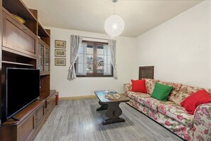 Een 32-inch smart-tv met kabelzenders en een open haard