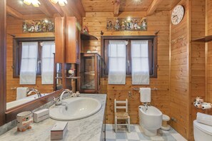 Familienapartment, Mehrere Schlafzimmer, Bergseite (La Lanterna Swimming Pool Retreat) | Badezimmer
