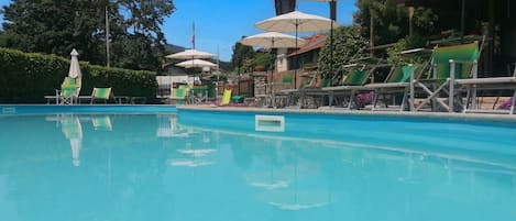 Familjelägenhet - flera sovrum - intill bergen (La Lanterna Swimming Pool Retreat) | Pool | En säsongsöppen utomhuspool