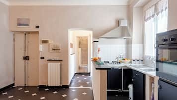 Réfrigérateur, four, plaque de cuisson, cafetiÚre/bouilloire