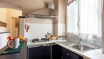 Kühlschrank, Ofen, Herdplatte, Wasserkocher mit Kaffee-/Teezubehör