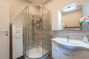 Doccia, asciugacapelli, bidet, asciugamani