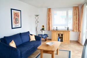 TV, DVD player, stereo - Apartment 'Residenz Am Strand - 2-raum Wohnung' with Balcony and Wi-Fi (Zingst)