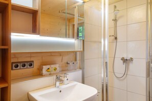 Shower, free toiletries, hair dryer, towels - Chalet 'Chalet87' with Mountain View, Private Terrace, and Children from 8 Years Welcome. (Berwang)