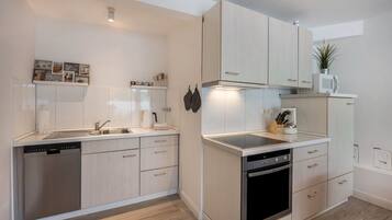 Een koelkast, een microgolfoven, een oven, een kookplaat