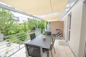 Outdoor dining - Apartment 'Bianca's Kaiserstuhl' with Private Terrace, Balcony and Wi-Fi (Ihringen)